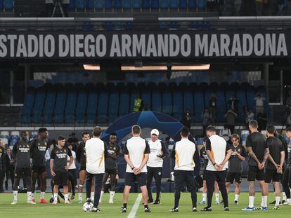 Real Madrid's head coach Carlo Ancelotti (C) speaks with the team during a training session at Diego Armando Maradona stadium in Naples, Italy, October 02, 2023.