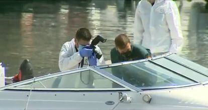 Civil Guard officers inspecting Gimeno's boat. 