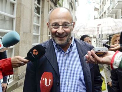 Corruption suspect Francisco Rodr&iacute;guez talks to reporters in Ourense.