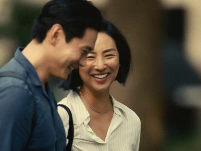 Teo Yoo and Greta Lee, in 'Past Lives.'