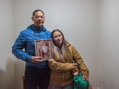 José Luis Parra, Yessenia Sánchez and their son, with a photo of Dana in Quilpué, Chile, on June 14, 2023.
