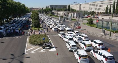 Taxis outside the Ministry of Public Works and Transport.