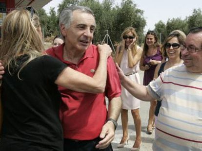 Jesús Arteaga is greeted by family and friends after leaving prison in Jaén.