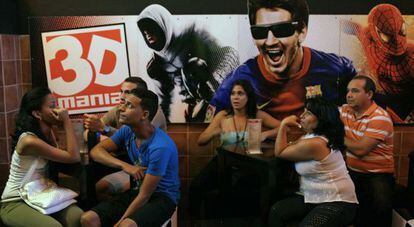 Audience at the 3D theater Mania de la Habana.