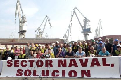 Workers at the Sestao dockyard during a press conference before staging a sit-in to protest Brussels&#039; decision on tax breaks. 