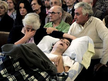 Antonio Me&ntilde;o with his parents at a hearing in October 2010. 