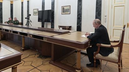 Vladimir Putin during a February 2022 meeting with Defense Minister Sergei Shoigu and Chief of the General Staff Valery Gerasimov.