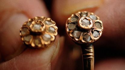 (l) An earring belonging to María Alonso recovered from a mass grave in Izagre in the province of León. (r) The ring that her sister Josefina fashioned out of the earring María left at home the day she was killed.