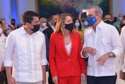 (l-r) Tourism Minister David Collado, Grupo Piñero CEO Encarna Piñero and president of Dominican Republic President Luis Abinader.