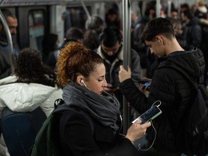 A reported released in Spain about the state of mobile phone usage notes that each person, on average, spends five hours per day scrolling on a screen