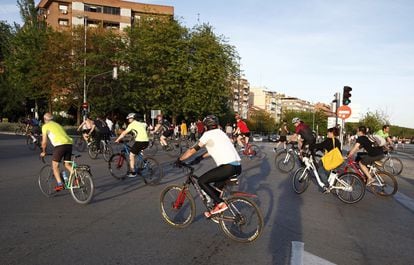 Cyclists near the Madrid Río park on Sunday.