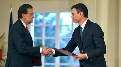 Rajoy (l) and Sánchez shake hands after signing the anti-terrorism pact at La Moncloa on Monday.
