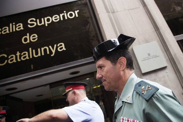 Law enforcement agencies have been instructed to seize referendum material.