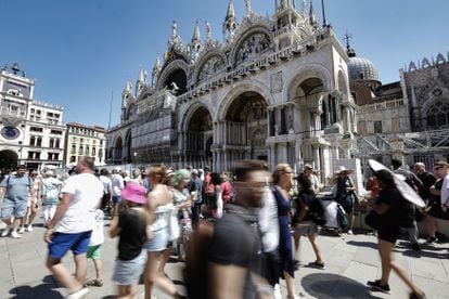 St. Mark's Square in Venice, packed with tourists in August 2022.

