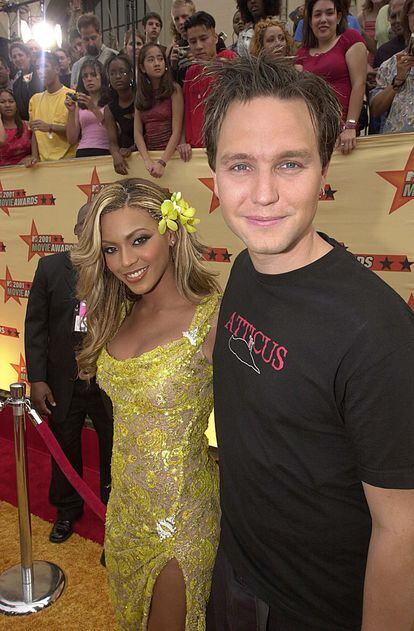 Mark Hoppus, Blink-182 vocalist and bass player, with Beyonce, in the 2001 MTV Movie Awards.