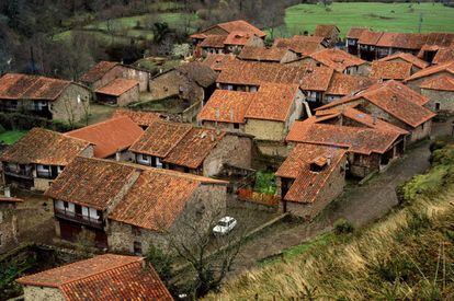 The only village within the Saja-Besaya natural park, located in the floodplain of the Argoza river, this is a fine example of a mountain town, with traditional buildings that served as homes and as grain stores. www.turismodecantabria.com