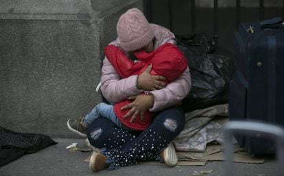 Mother and child at the doors of Samur Social, last Monday in Madrid.