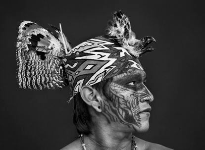Miró, wearing a hat decorated with an eagle's beak (which they call a royal falcon). Yawanawá indigenous land of the Gregorio River, State of Acre (Brazil), 2016.