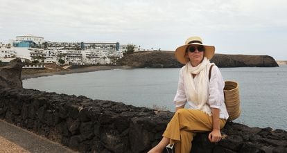 The lawyer Irma Ferrer with Sandos Papagayo hotel in the background, in Yaiza (Lanzarote), in June.