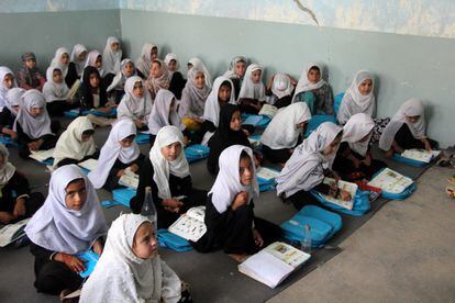 Afghan girls attend primary school