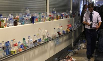 Rubbish piles up at Madrid&#039;s Barajas airport due to a strike by cleaners.