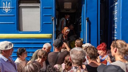 Ukrainian citizens flee the city of Pokrovsk by train as Russian attacks intensify, on July 15, 2022.