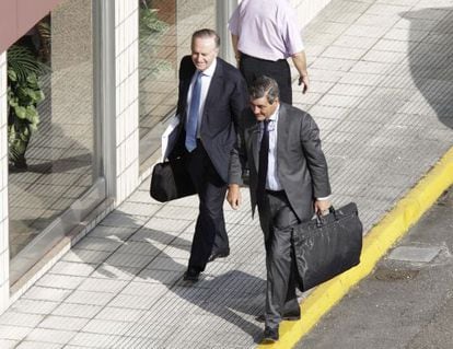 Pescanova chairman Manuel Fern&aacute;ndez de Sousa (left) arrives at a board meeting in Galicia on Wednesday.