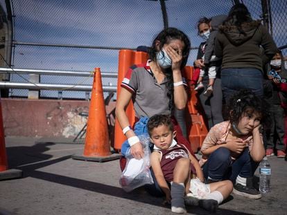 Vilma Iris Peraza with her children Erick and Adriana, from Honduras, at the Ciudad Juárez crossing on March 18.