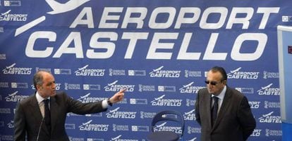 Ex-Valencia regional premier Francisco Camps (l) and former Castellón provincial chief Carlos Fabra at the opening of Castellón Airport in March 2011.