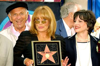 From left, actors Jack Klugman, Penny Marshall and Cindy Williams at the ceremony honoring Marshall with a star on the Hollywood Walk of Fame; August 12, 2004.