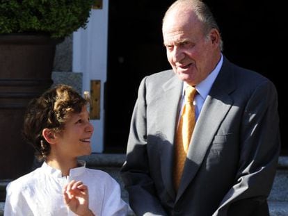 King Juan Carlos chatting with his grandson Felipe Juan Froil&aacute;n, in a photo from 2011.