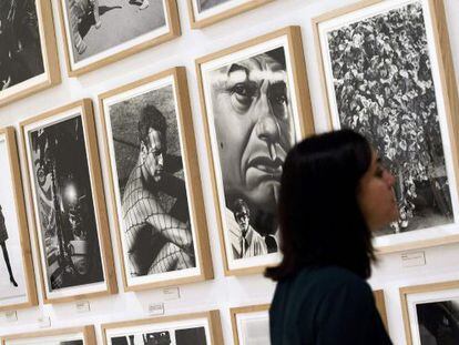 A visitor examines one of the 141 photos in the Dennis Hopper exhibition at the Picasso Museum, M&aacute;laga.