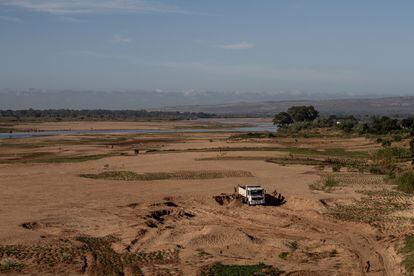El río Andrare, a su paso por Ambovombe, está tan seco que los camiones pueden circular sin problema por donde antes había agua.