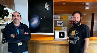 Astrophysicists Pablo G. Pérez González (left) and Luca Costantin, at the Astrobiology Center in Torrejón de Ardoz.