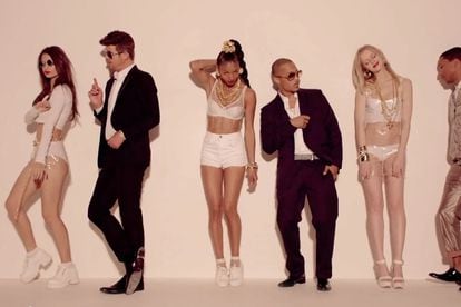 Elle Evans, Emily Ratajkowski and Robin Thicke in the video for 'Blurred Lines'.
