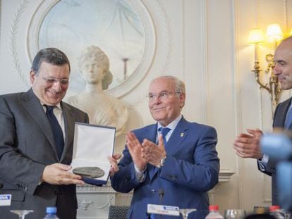 Durão Barroso accepts an honorary medal from the president of UIMP university, César Nombela.