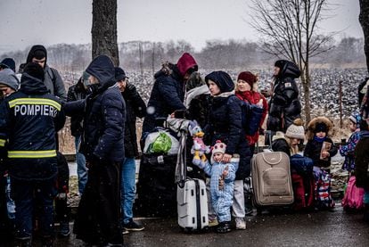 Ukrainian refugees after crossing the border with Romania, on March 2.