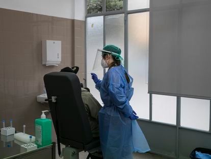 A coronvirus test is carried out in Barcelona.
