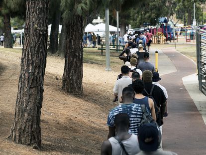 More than a hundred people wait in line to get a monkeypox vaccine, at Obregon Park, in Los Angeles (California) on August 4th, 2022.