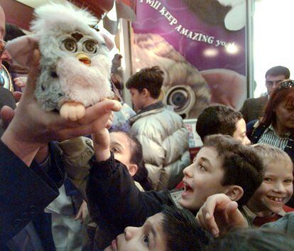 The launch of Furby was a total success. At the end of the first week of the exhibition, orders had already reached 35,000 units. Over the next three months, that figure skyrocketed to 1.8 million. In 1999, sales reached 14 million.