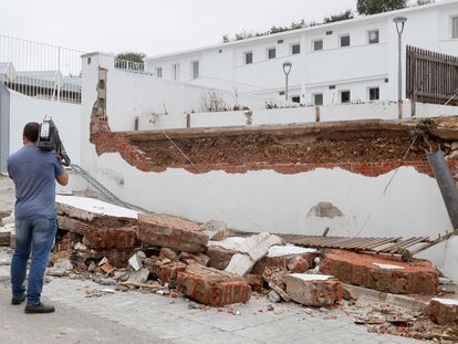 A news cameraman observes the damage left behind on Tuesday by the extreme weather in Estepa, Seville.