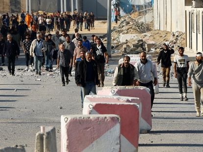 Israel devuelve a Gaza a miles de trabajadores gazatíes mientras continúa bombardeando la Franja
