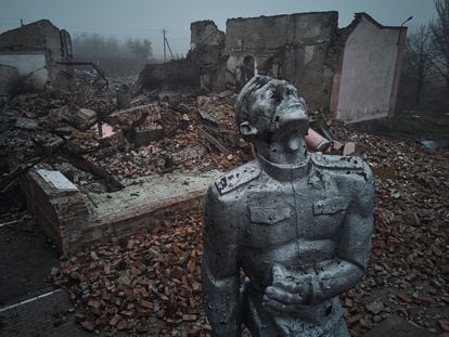 Statue of a Soviet soldier in front of the remains of a cultural center destroyed by bombs on the outskirts of the Ukrainian town of Avdiika, on October 26.