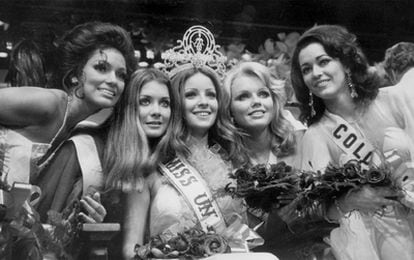 At the age of 20, Amparo Muñoz (center) won the Miss Universe title in Manila.