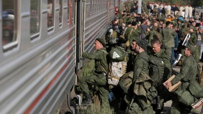 Russian recruits take a train at a railway station in Prudboi, in the Volgograd region of Russia, Thursday, September 29, 2022.