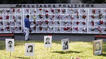 A monument to victims of political repression during the Pinochet regime.