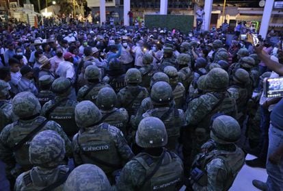 Pobladores retienen a soldados del Ejército mexicano durante una manifestación en el municipio de Quechultenango, Guerrero