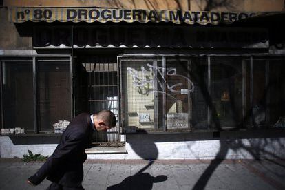 The city center is losing small businesses fast, but the biggest impact is being felt on the outskirts. Avenida General Ricardos, in the Carabanchel district, offers the most striking example: traditional establishments have gradually shut down to be replaced by supermarket chains, Chinese-run discount stores and bank branches. Many other premises remain empty. Pictured, a closed drugstore on the avenue.