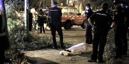 Police watch over the body of a man who was crushed by a falling branch in Vallecas.