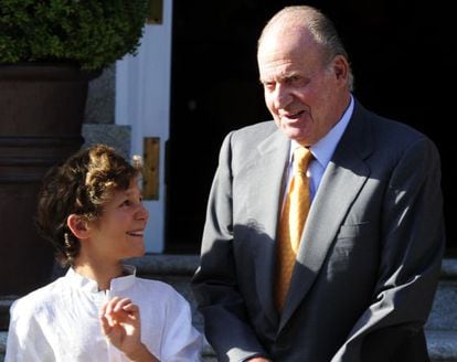 King Juan Carlos chatting with his grandson Felipe Juan Froil&aacute;n, in a photo from 2011.